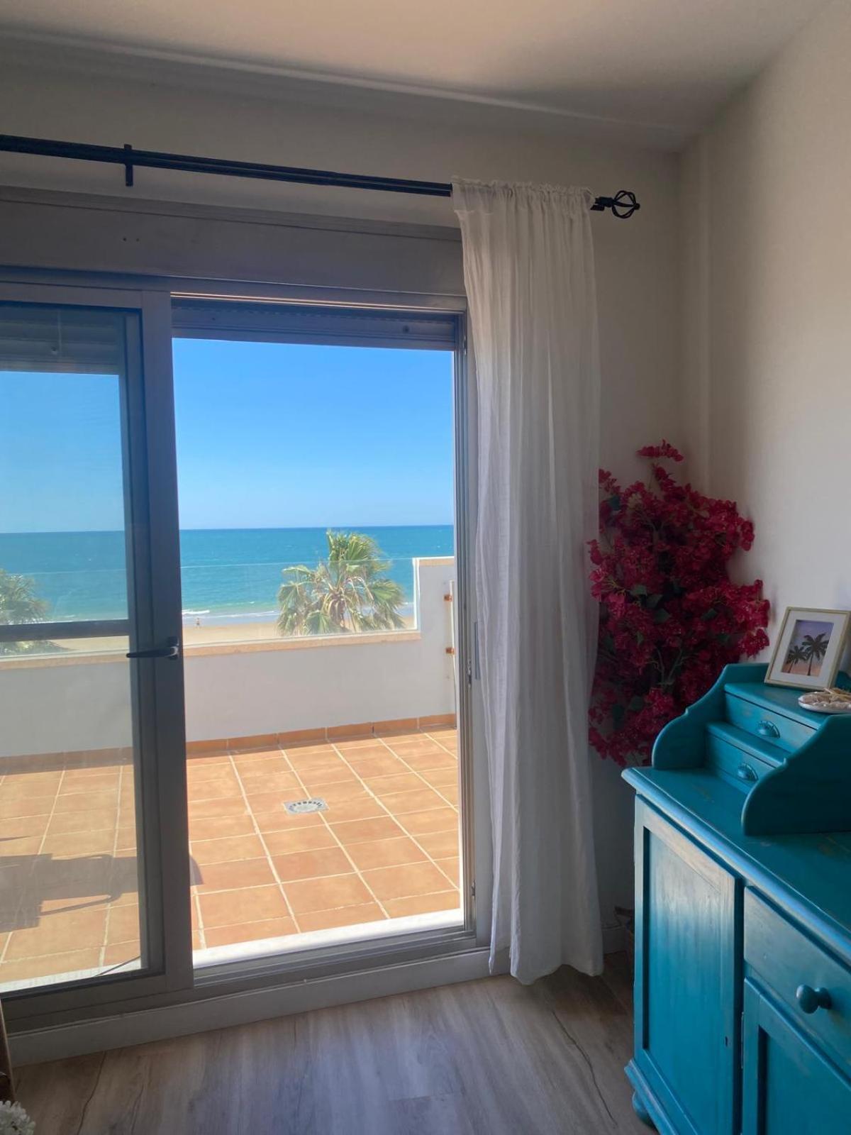 Atico Al Sol En Primera Linea De Playa Apartment Рота Екстериор снимка