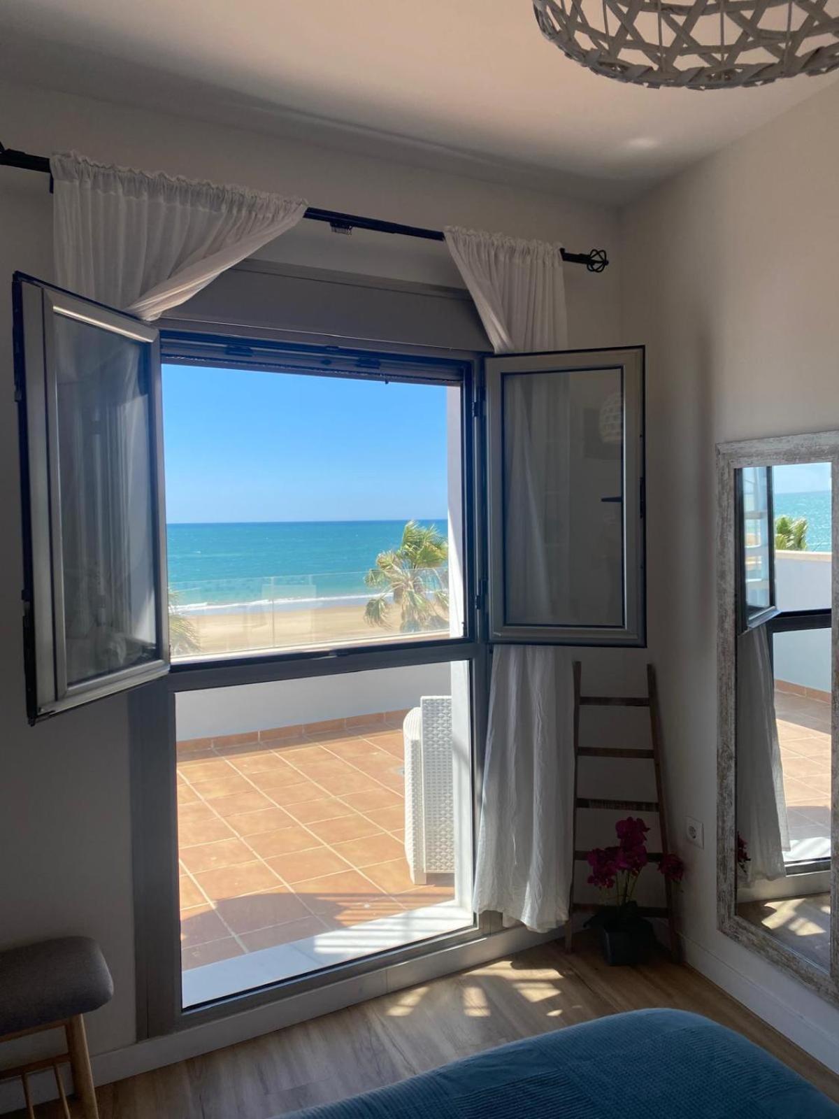Atico Al Sol En Primera Linea De Playa Apartment Рота Екстериор снимка
